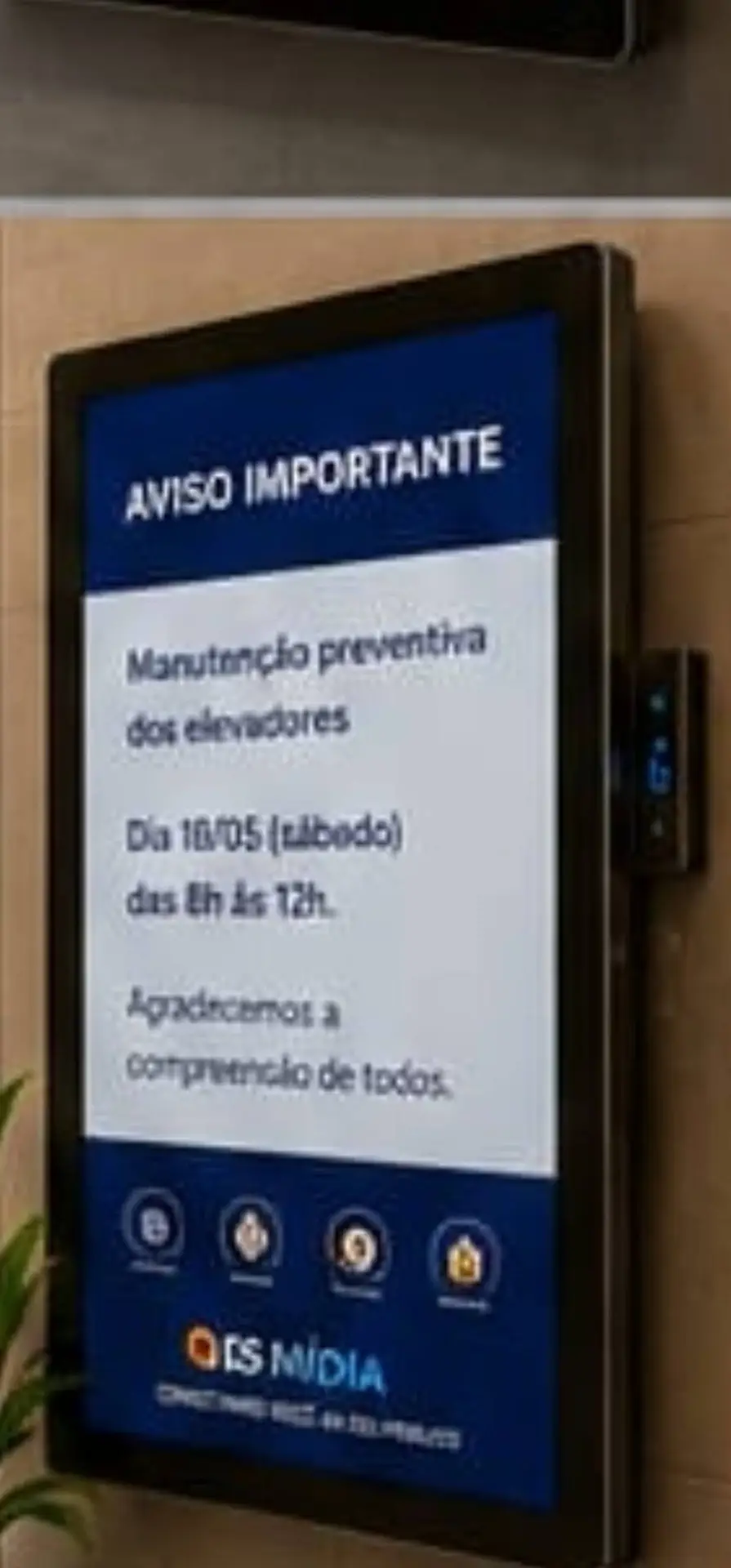 Tela digital em elevador do Condomínio Parceiro exibindo comunicado de manutenção, informando interrupção temporária do serviço.